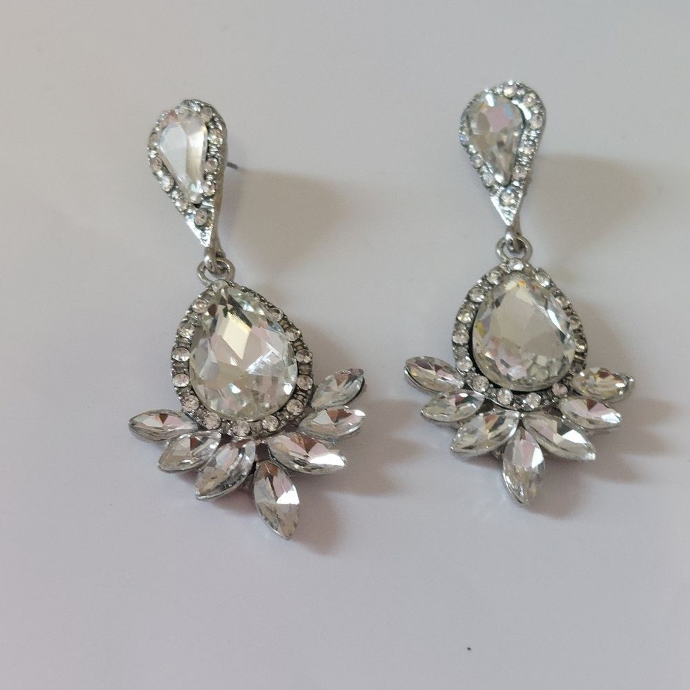 Alluring Clear Rhinestones Chandelier Style Post Back Earrings